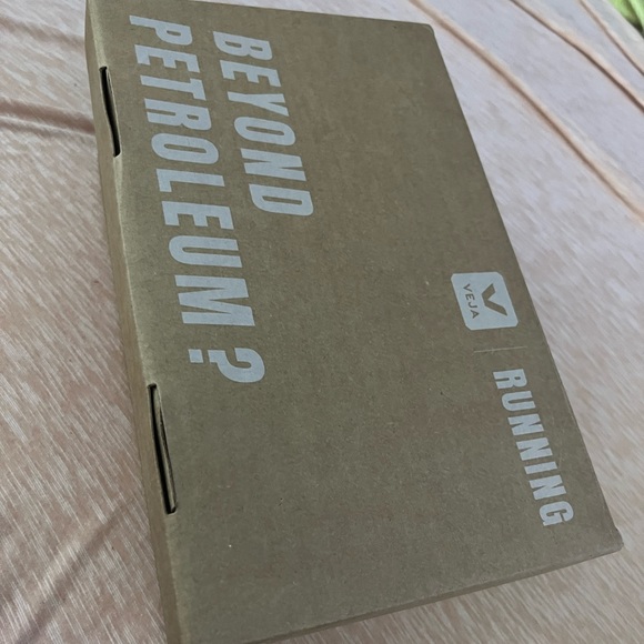 NEW IN BOX Veja Impala Engineered Mesh in Eggshell Matcha - Picture 3 of 15